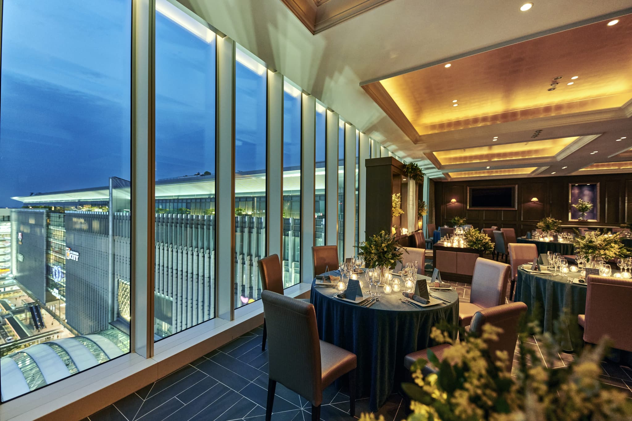 博多駅前広場に面した中サイズバンケット「マエストロ」落ち着いたシックな内装とサイズ感が好評の会場となります。