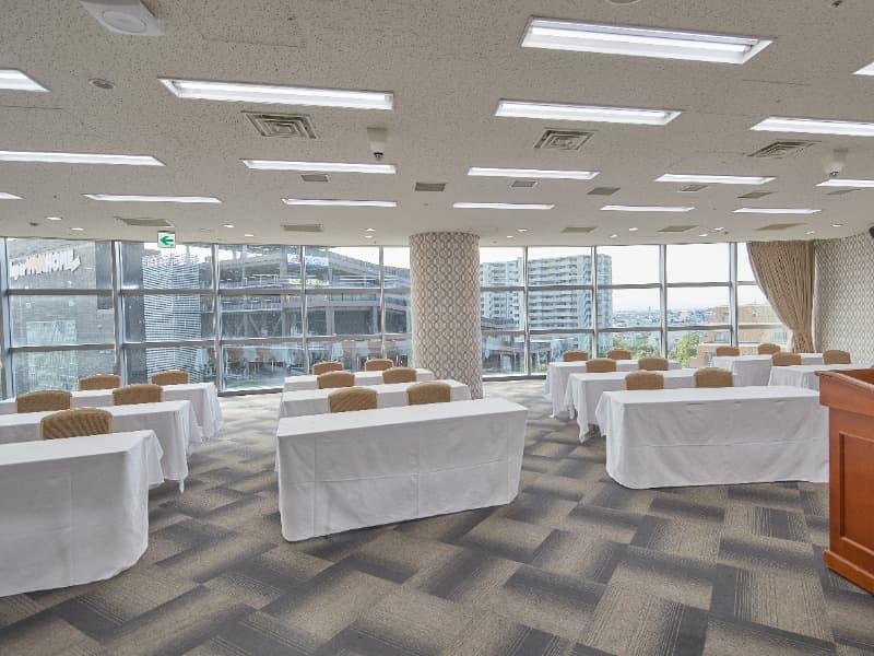 ［5F MEETING ROOM（ミーティングルーム） 107㎡］

大きな窓からあたたかな光を感じる「ミーティングルーム」。
開放的な空間でゆったりとしたお時間をお過ごしいただけます。会議やセミナーなどにぴったりのお部屋です。
