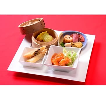 昼食はレストランにて、中華イメージ。