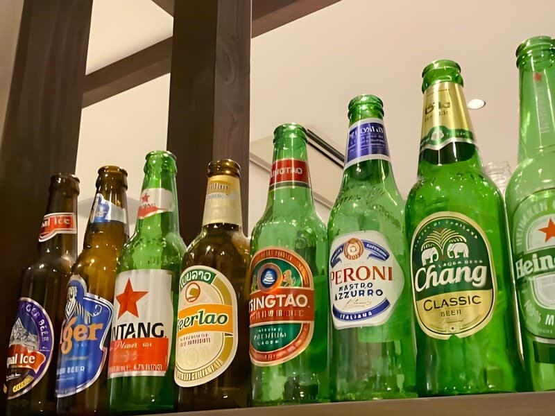 【ドリンク】
25ヶ国の瓶ビールをご用意してます！