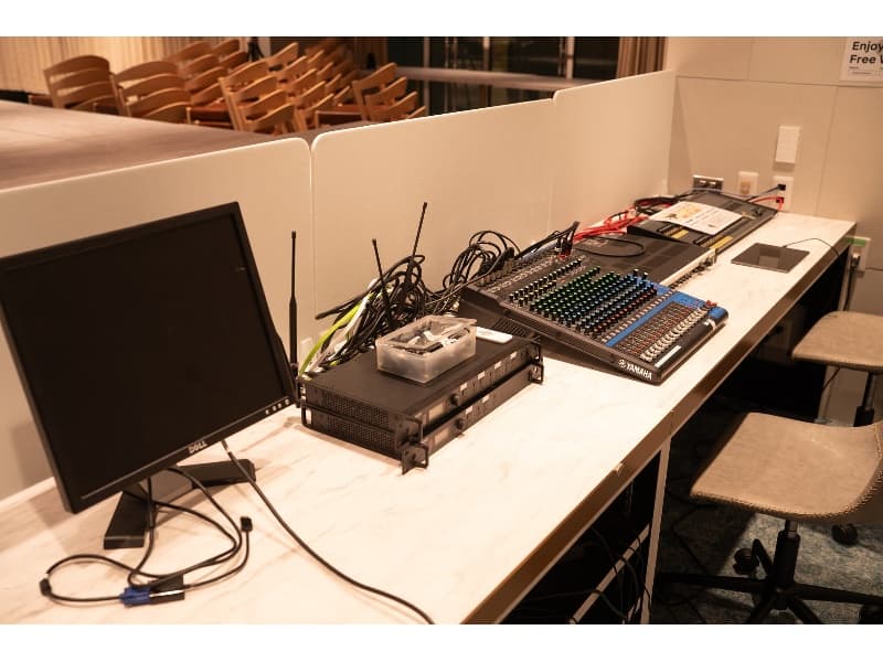 音響・照明を一括管理できる専用ブース完備