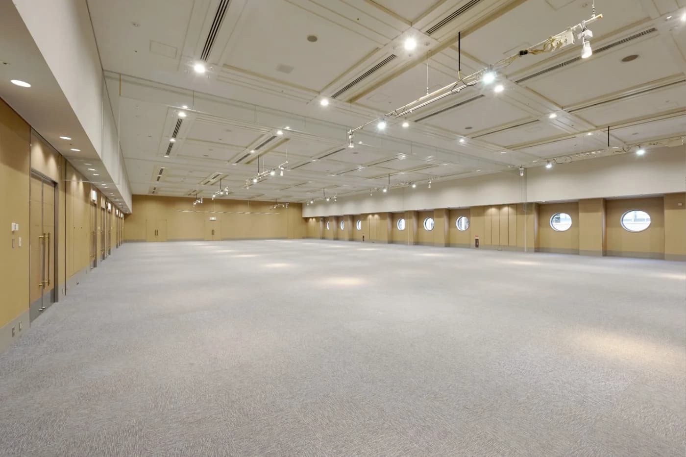 【3F ホールA】柱のない巨大空間でイベントに臨場感、高揚感を演出できます。
