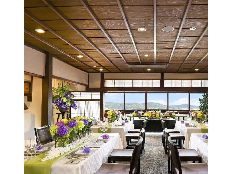 ▼VIP ROOM
フロア:2F
・和の様相と東山の借景で高級感を演出するバンケット。
●最大卓数：円卓5卓（1卓8名様）
●収容人数：着席40名様
●面積：67.3㎡
●天井高：約2.4m