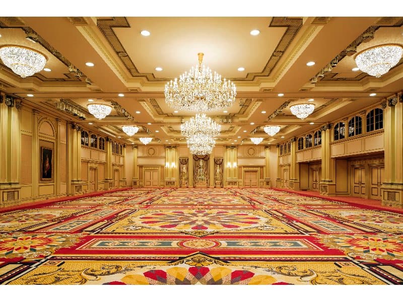 【ロイヤルホール】
ヨーロッパの伝統が美しく息づく「ロイヤルホール」は、840㎡という面積と6mの天井高を誇り、ガーデンテラスも含めれば1,000名様が集い、語り、くつろげます。また、2つに分割して別々のホールとしてもお使いいただけます。