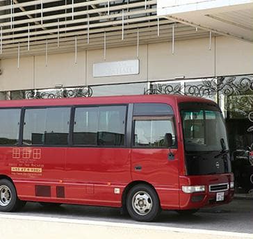 2台の無料シャトルバスでご案内しております。
隣接の駅や希望拠点までの送迎もご案内可能です。
※当日の予約状況により異なる場合がございます。