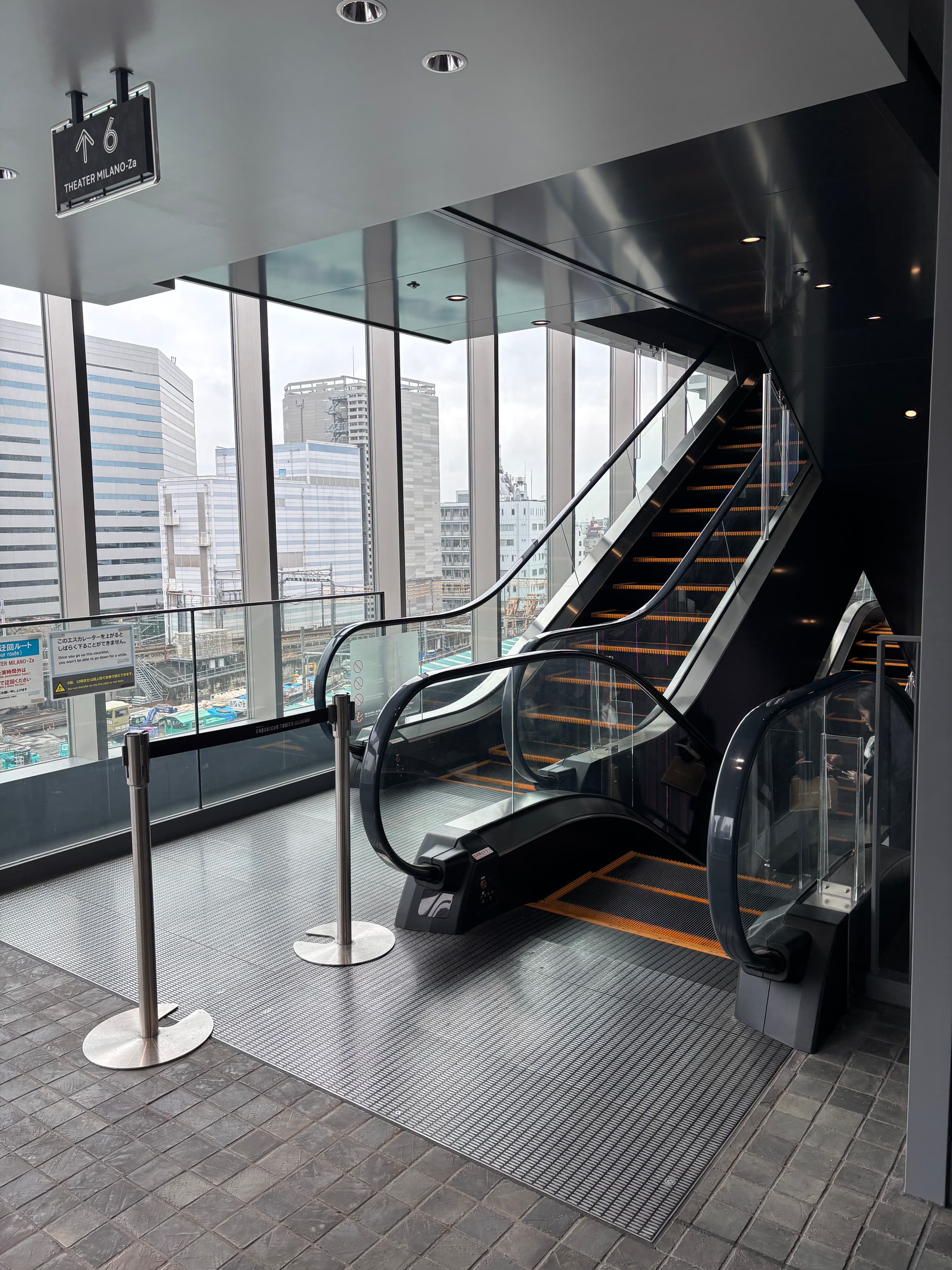 エスカレーター_X PLACE water terrace<歌舞伎町タワー5階>ーター