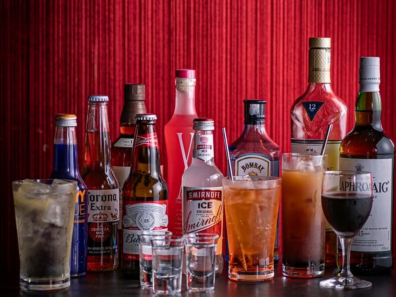 飲み放題メニューは、ハイボールやカクテル、さらに生ビールやサワーが楽しめる『バラエティー』、さらにさらにウイスキーや瓶ビール、こだわりカクテルもプラスされた『プレミアム』の2種をご用意。