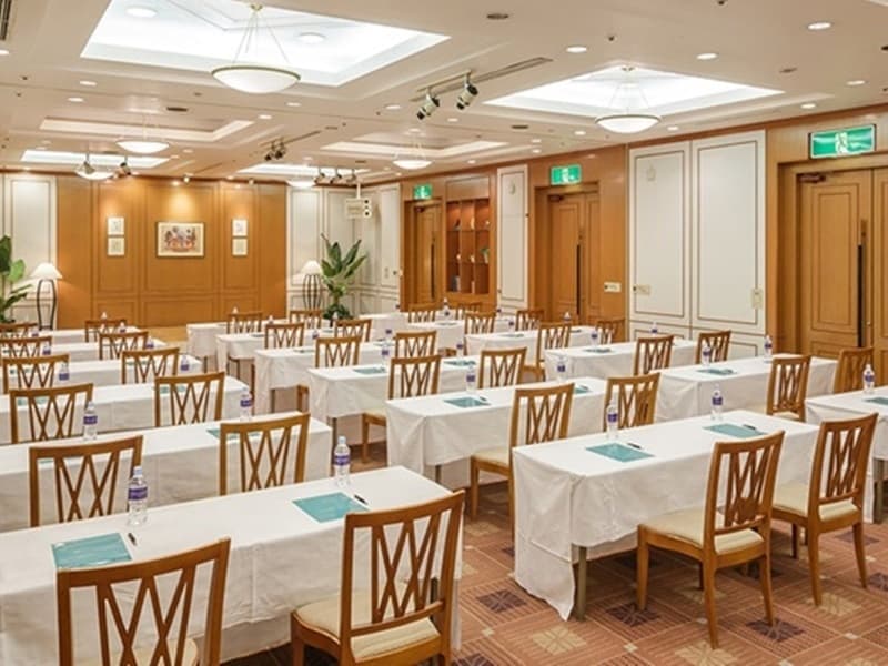 メイプルルーム「131㎡」
二分割可

※館内に会場は大小含め約20室ございます。