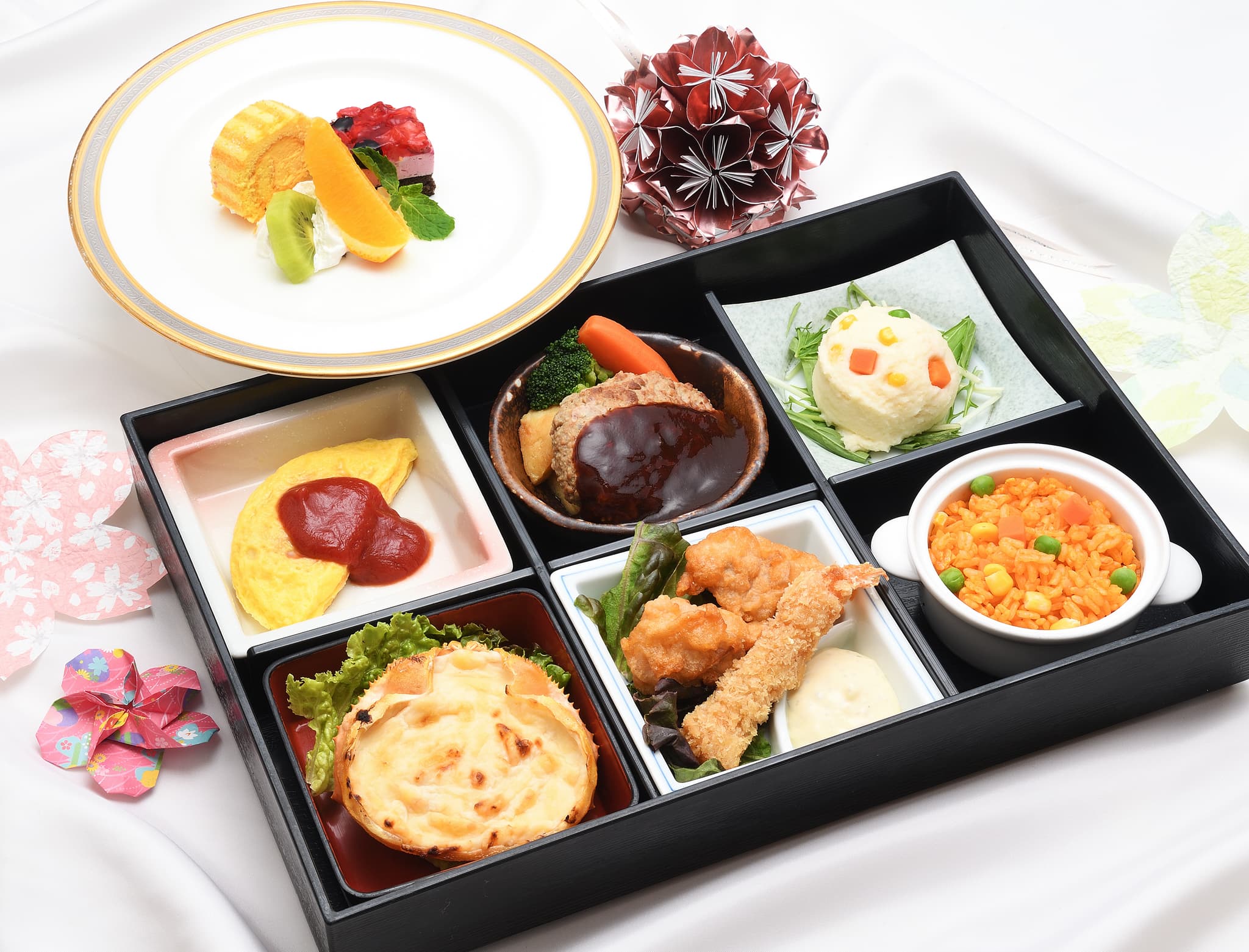 お子様弁当　３，０００円
・ミートオムレツ・鶏のから揚げ・ハンバーグ・エビフライ・ポテトサラダ・チキンライス・カニ甲羅グラタン・デザート