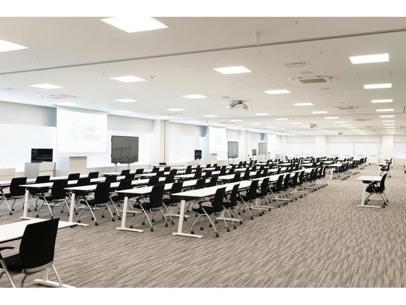 ●研修室A（2室連結） ▶最大4室連結して利用でき、十分な間隔の確保しての研修を実施可能です。
