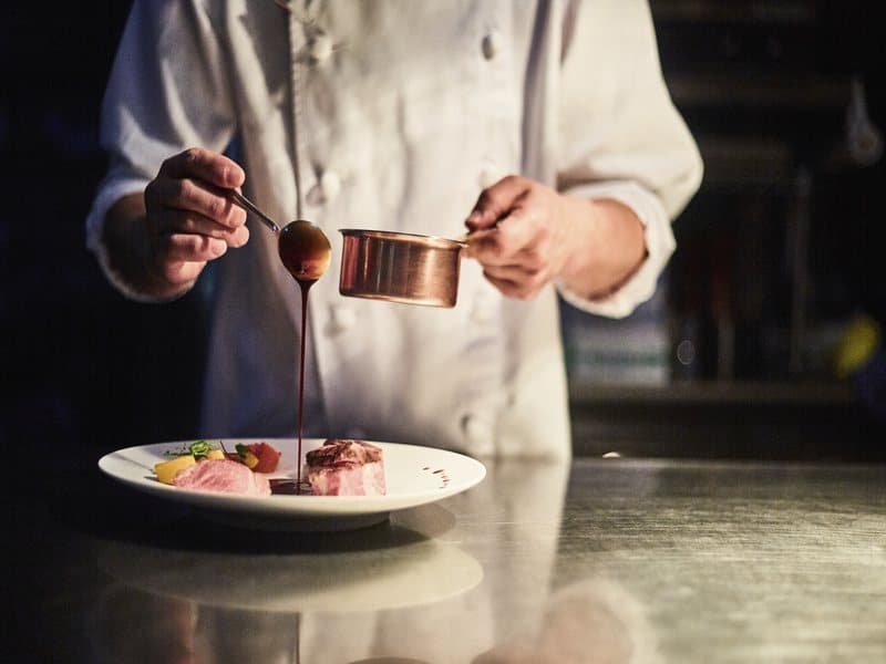 【数々の修行を重ねた料理長が手がけるメニュー】
専属シェフが腕によりをかけて完成させたベストブライダルオリジナルメニューの数々をご堪能ください。

