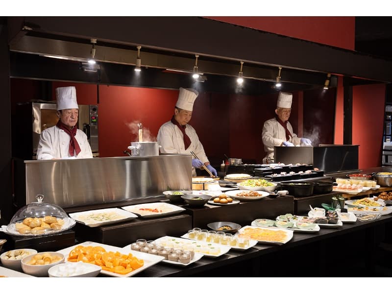 【ディナーバイキング】料理人による、ライブクッキングが人気。出来立ての料理をお召し上がりくださいませ