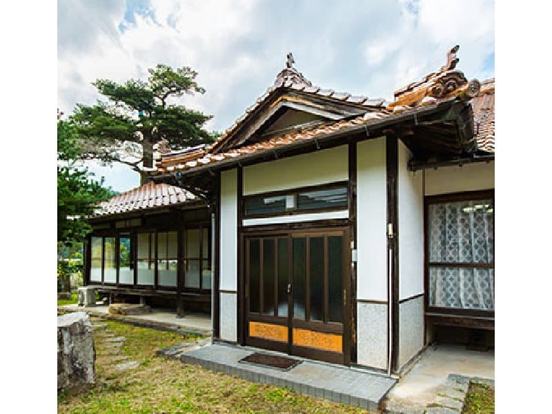 赤瓦が特徴的なこの地方ならでは伝統的な日本家屋です。 
200㎡の広々とした平屋造りとなっています。