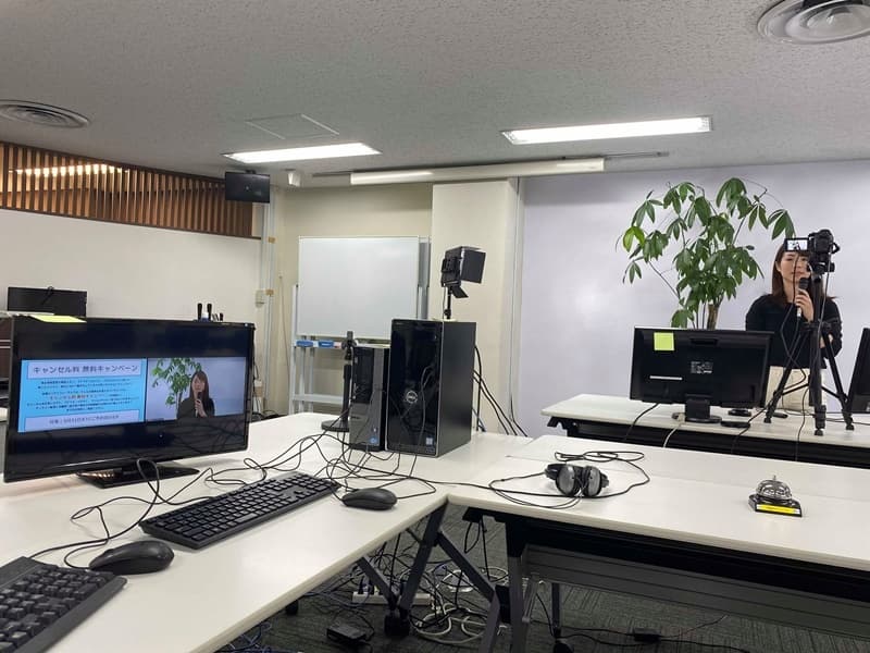 【WEB会議対応】
会議室の高品質ネットワーク環境に加え、WEB会議用の
配信機材には優先ケーブルを使用して安定性を確保！