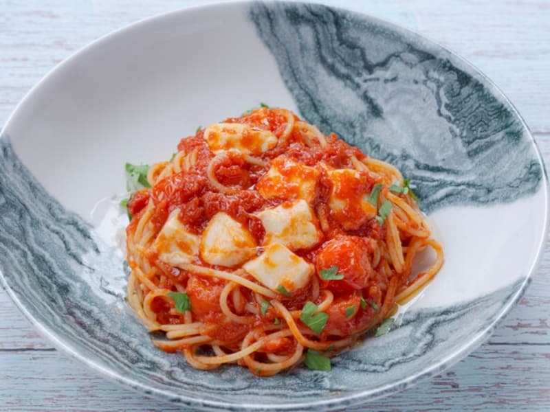 【スカモルツァとポモドーロのパスタ】とろりと溶け出すスモーキーなチーズのコクが、トマトの爽やかな酸味を一層引き立て熱々のパスタに絡みます。