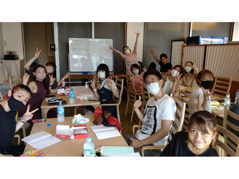 フィットネス団体様の合宿の様子です。プロジェクター、スクリーン、ホワイトボードは料金に組み込まれています。テーブル4卓×4席＝16人程度が一番多いパターンで、このような雰囲気で合宿が行われています。