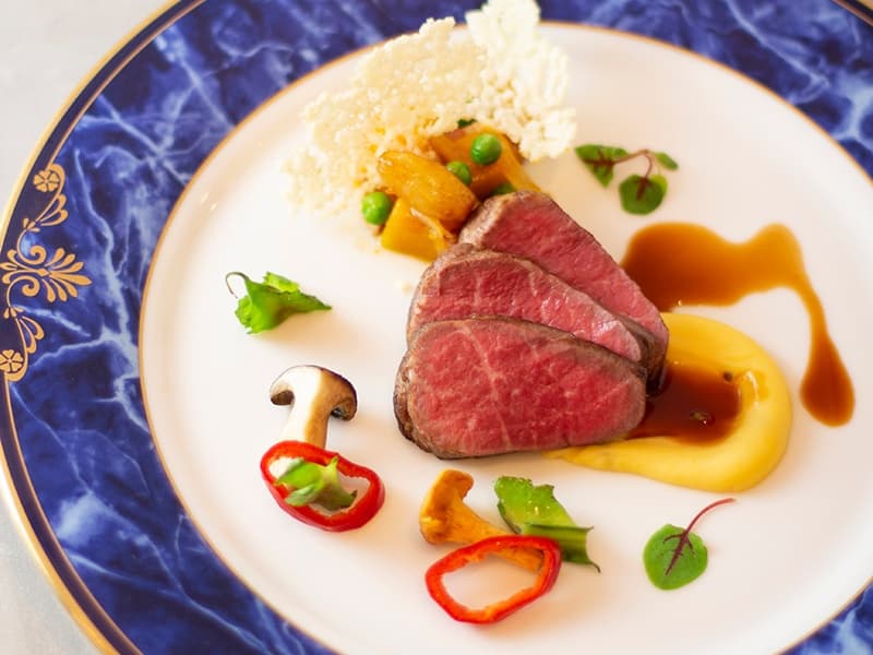 各フロアにキッチンを設けており、温度への気配りや繊細な盛り付けを施した料理が好評です。会に合わせたオリジナルメニューも可能ですので、ご要望をお聞かせください。