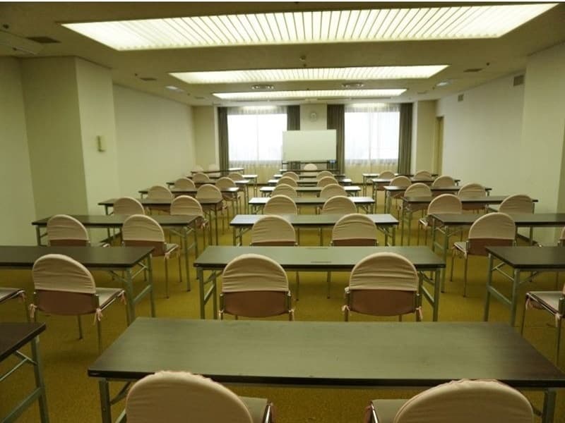 【大会議室】　（夕鶴）　113㎡　　（56畳）
セミナースタイル　教室スタイル　８０名間まで　宴会（畳）スタイル　５０名まで可のリバーシブル可能な会場