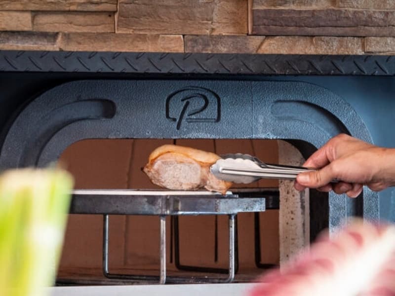 1900年前と同じ製法の石窯で焼き上げる本格ナポリピッツァと窯料理が宴会に華を添えます。ヨーロッパ直輸入のレンガ窯ならではの香ばしさと旨みを、ぜひ宴席でご体験ください。
