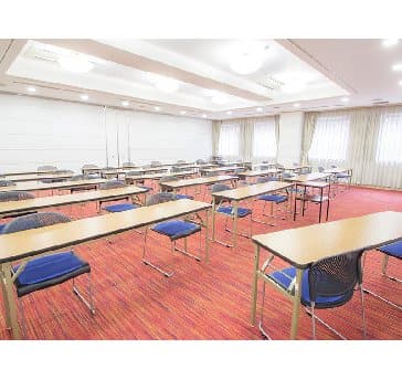 最大シアター型で１２０名収容可能です。

お客様の用途に合わせてレイアウトさせていただきます。

「会議・研修・セミナー・展示会・パーティー等」、様々なニーズに合わせてご利用いただけます。