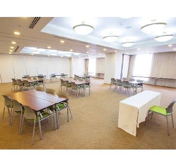 最大シアター型で１２０名収容可能です。

企業説明会・講演会・研修会・会議 など様々な用途にご対応致します。
窓が大きく開放感がありアパレル展示会やイベントルームとしてのご利用にも最適です。また、ビル最上階にあり日当たり 眺めも良く最高のロケーション。