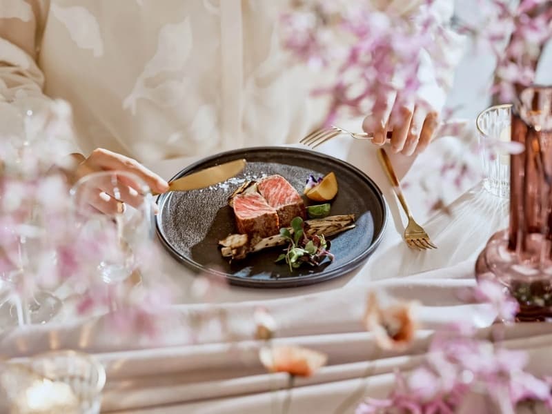 専属シェフが腕を振るうおもてなしコース料理。
装飾やウエルカムパーティも付いたオールインワンプランをご用意しております。