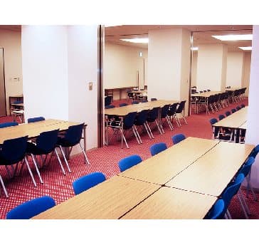 当会場の中で最も広い２７０㎡の会場になります。最大シアター型で２５０名収容可能です。

お客様の用途に合わせてレイアウトさせていただきます。

「会議・研修・セミナー・展示会・パーティー等」様々なニーズに合わせてご利用いただけます。