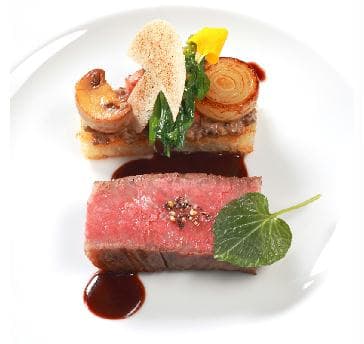 【レストランの味をバンケットで】
一皿ごとに手間暇をかける料理を大人数でも再現。確かな腕とサーヴィススタッフが味覚でおもてなしを実現いたします。詳しくは専属プランナーにお気軽にお問い合わせくださいませ。