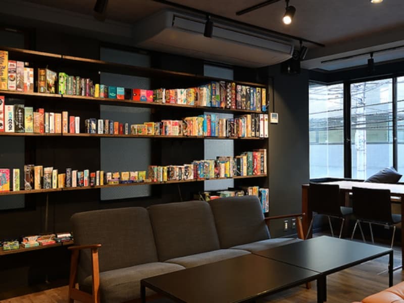 仲間と語らうくつろぎのソファ席は落ち着きの空間
