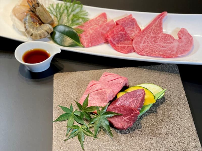 赤身と霜降りの希少部位を贅沢に盛り合わせた一皿。それぞれの部位の個性ある旨味を、薬味と共にお楽しみいただけます。