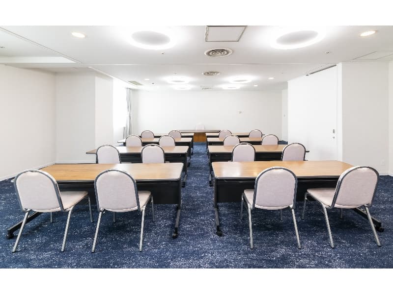 【弥生】
白を基調とした壁と柔らかな照明が調和する、明るく清潔感のある会場で、62㎡のコンパクトな広さは、小規模なセミナーや個別面談などにも柔軟に対応可能です。