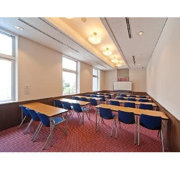 最大シアター型で３５名収容可能です。

お客様の用途に合わせてレイアウトさせていただきます。

「会議・研修・セミナー・展示会・パーティー等」様々なニーズに合わせてご利用いただけます。