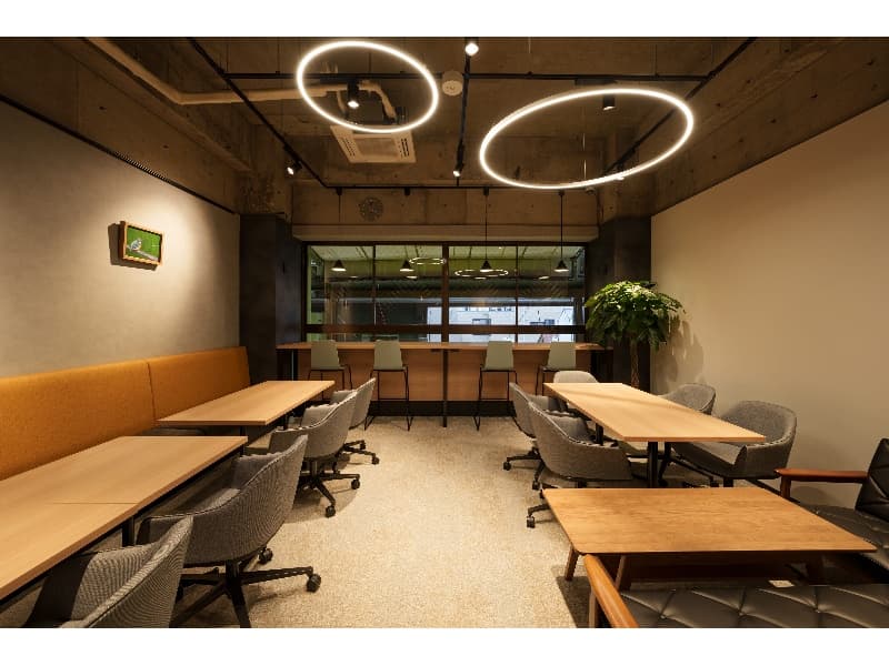 WORK SPACE（最大30名貸切可能）
最大で、着席25名、立席30名での利用が可能です。
机や椅子は稼働式、プロジェクター、スクリーン、スピーカー、ホワイトボード、Wi-Fiや電源を完備しています。
