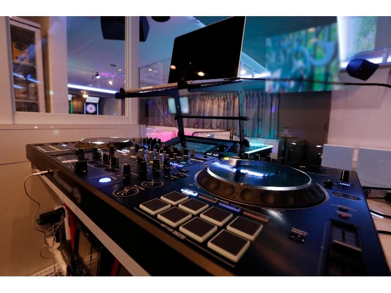 DJ
