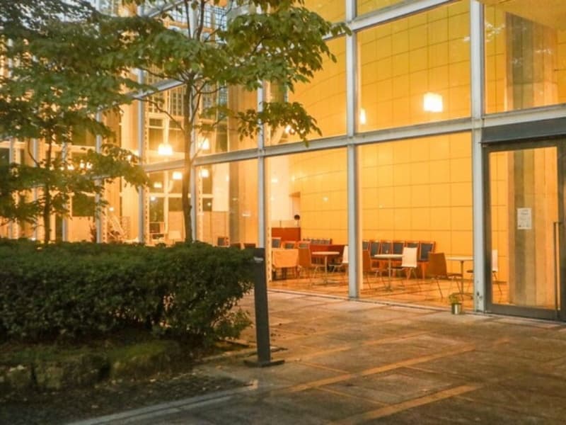 温かみのある照明に包まれた夜の外観。ガラス越しに灯る柔らかな光が幻想的な雰囲気を醸し出し、特別な夜の宴席にふさわしい印象的なエントランスを演出します。