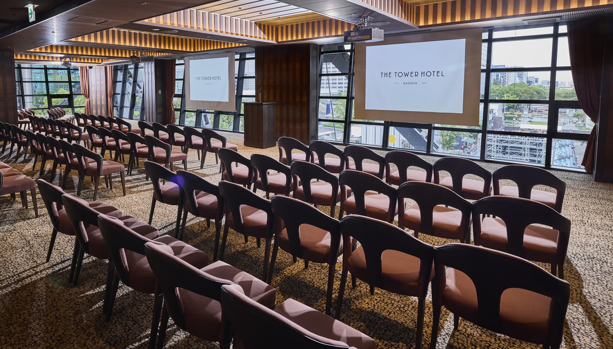 セミナーや講演会、会議が可能
シアター100名まで可能
ワイヤレスマイク4本、有線マイク2本
スクリーン、プロジェクター完備