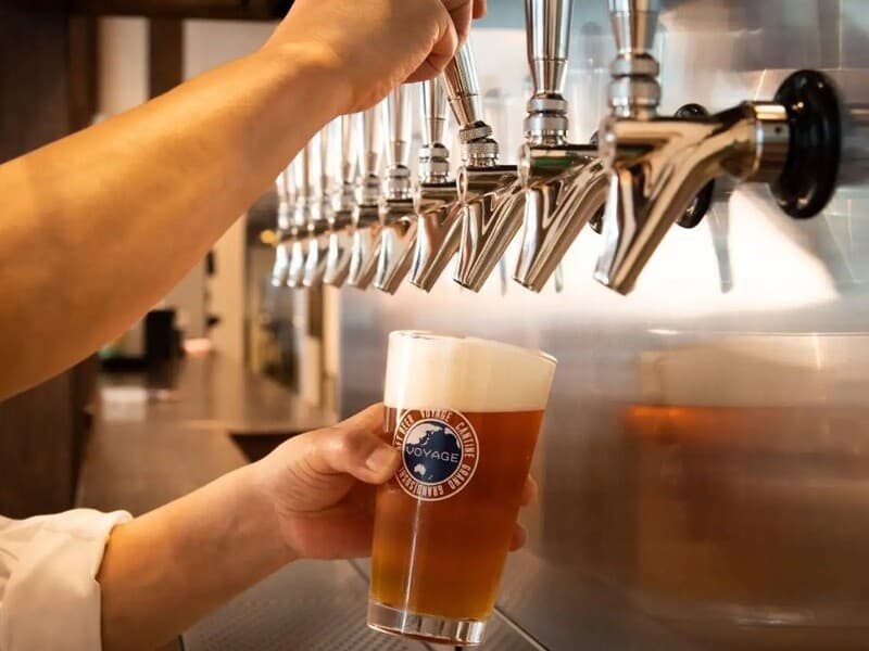 【ドリンク】
樽から注ぐ数種類のフレッシュなクラフトビール！
