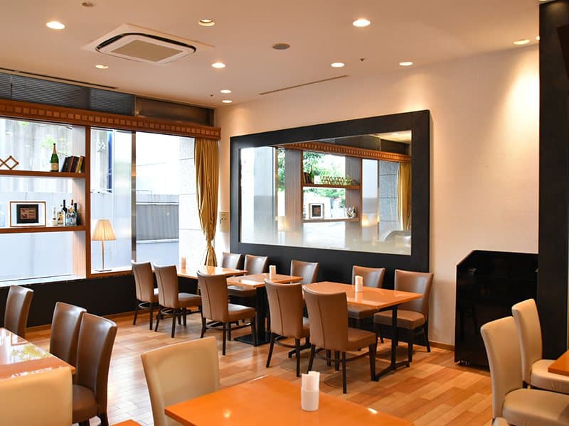１Ｆ「Restaurant Garden」：店内
 明るい自然光がたっぷり入ってくる明るい店内。 
お客様の用途に合わせて、レイアウトを変更できます。 