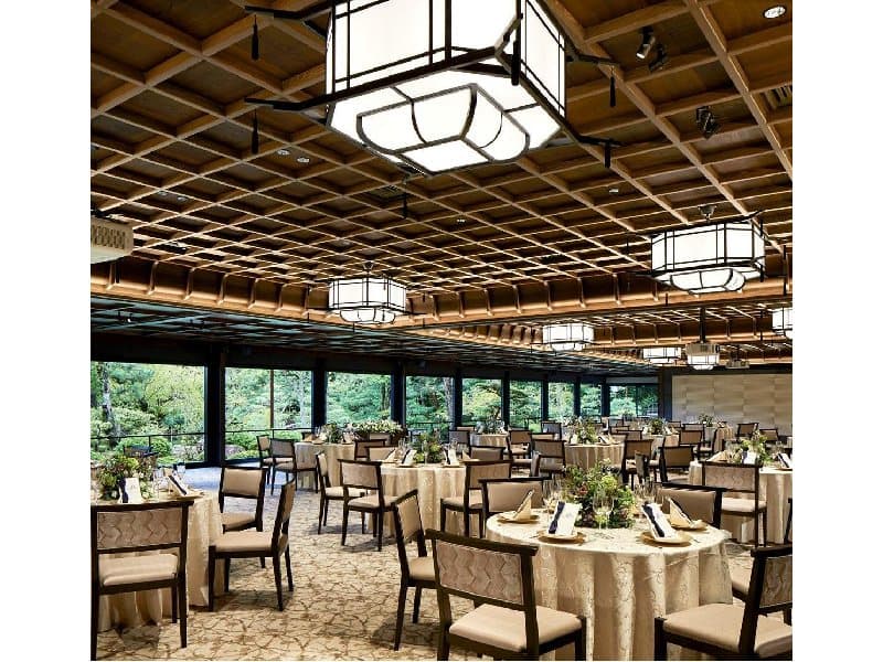 2018年9月にリニューアルオープンしたばかりの平安神宮会館。ご宴席の方しか見れない名勝庭園の景色を贅沢に味わっていただけます。