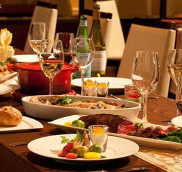 開放感溢れるラグジュアリーな空間で美味しい料理とお飲み物をご堪能できる貸切パーティープランもぜひご覧ください。