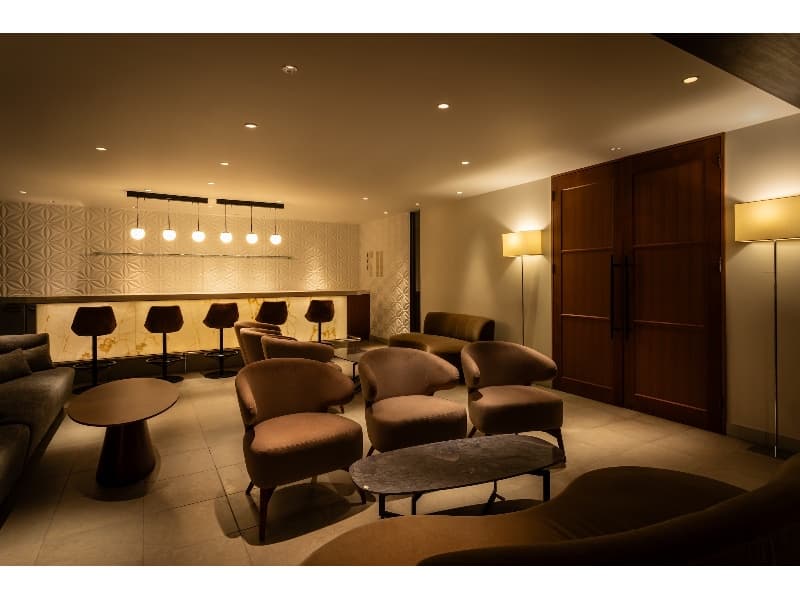 【Lounge】
洗練されたラウンジエリアは、ゆったりとした時間を過ごすための理想的な空間です。
どんな規模のイベントにも対応する柔軟性を持ち、多様なニーズに応えます。