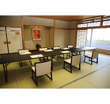 落ち着いた雰囲気の和室宴会場。最大28名様までのご宴会にも対応しています。黒塗りのテーブルと椅子を配したレイアウトも可能です。