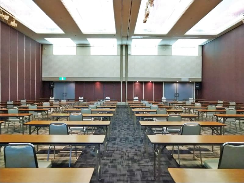 ●舞鶴の間（分割）　天井高5ｍ以上の大型会議室　　ご人数に応じて分割利用も可能