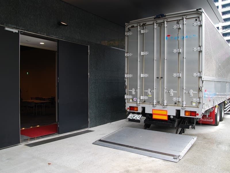 10tトラックを直接駐車できる搬入荷捌き動線。造作、設営の多い展示会にも最適です。
