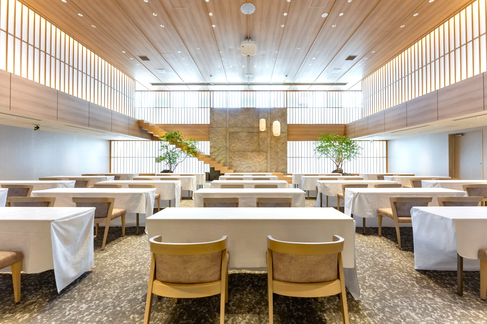 ORCHID　（立食180名/着席130名/スクール90名/シアター225名）