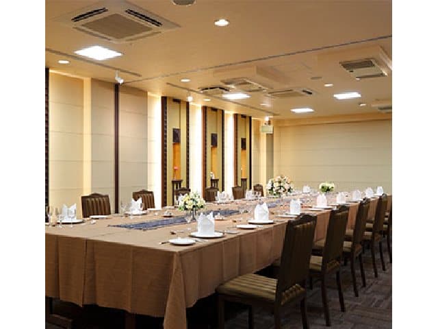 【ローズルーム】
ロの字：22名、シアター：40名
着席：40名、立食：50名
