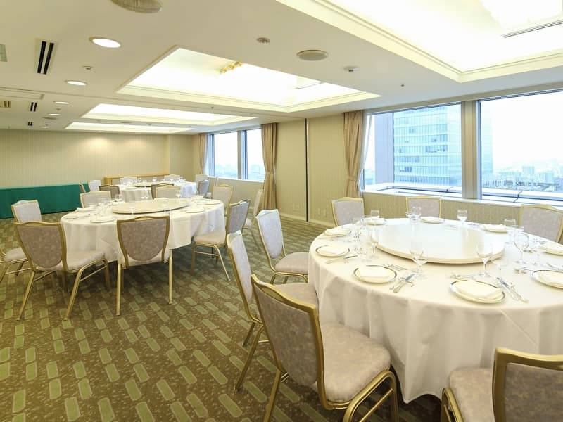 ■蘭-らん-
正餐形式(着席スタイル)30名様
ブッフェ形式(立食スタイル)30名様
スクール形式(テーブル＋イス)30名様
シアター形式(イスのみ)50名様