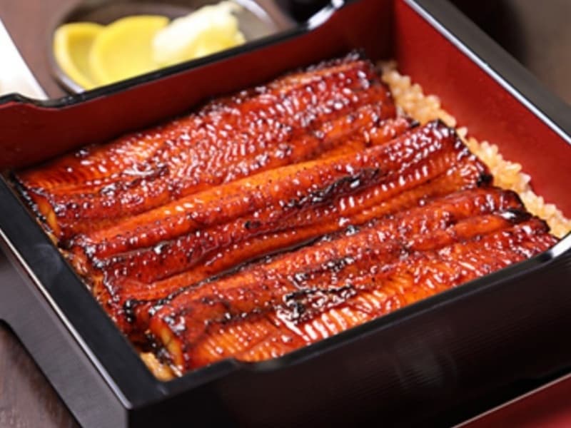 【お料理】
ミシュラン選出店出身の代表が監修したタレで仕上げる、肉厚でふわふわの鰻が自慢。