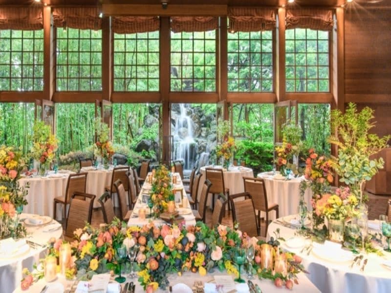 【BANQUET】
木の温もりも感じながらアットホームなパーティーが叶います。