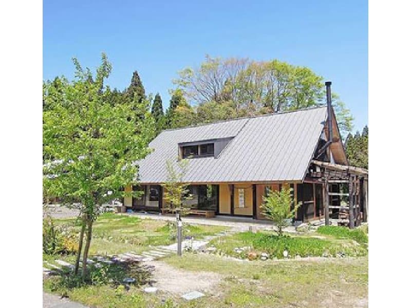 静かな山里の中に佇む１棟貸しの古民家です。非日常な空間でリラックスした状態での研修に最適です。